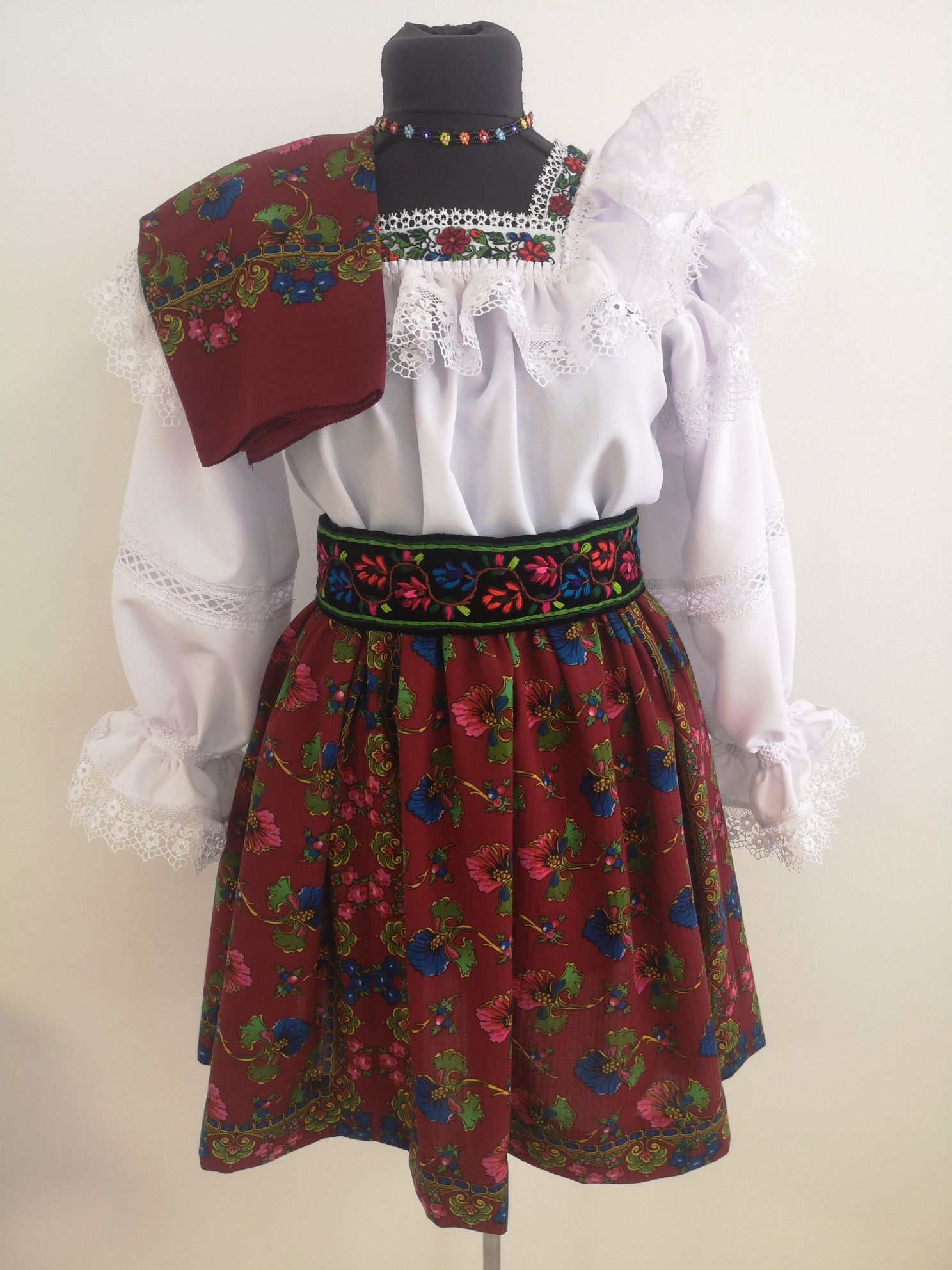 Costum popular complet pentru fete de Maramures