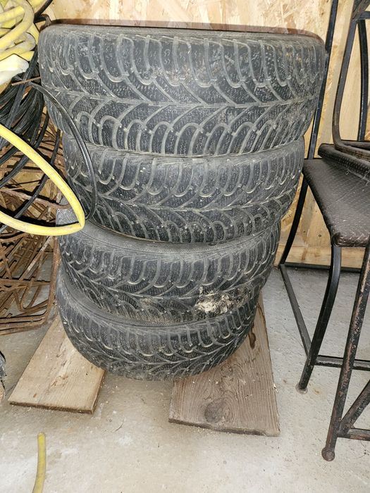 Vând 4 cauciucuri cu jante au fost pe un reno Kangoo