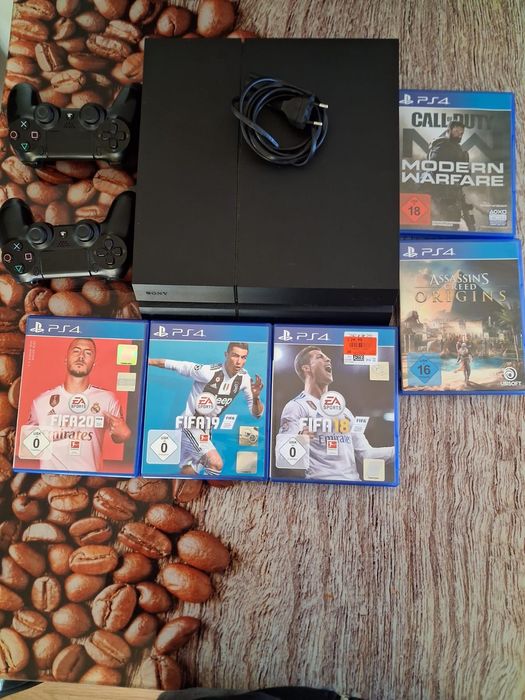 Vind PlayStation 4 PS4 in stare foarte buna inclusiv consolele