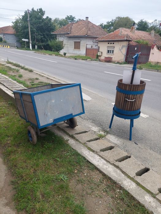 De vânzare teasc și căruț