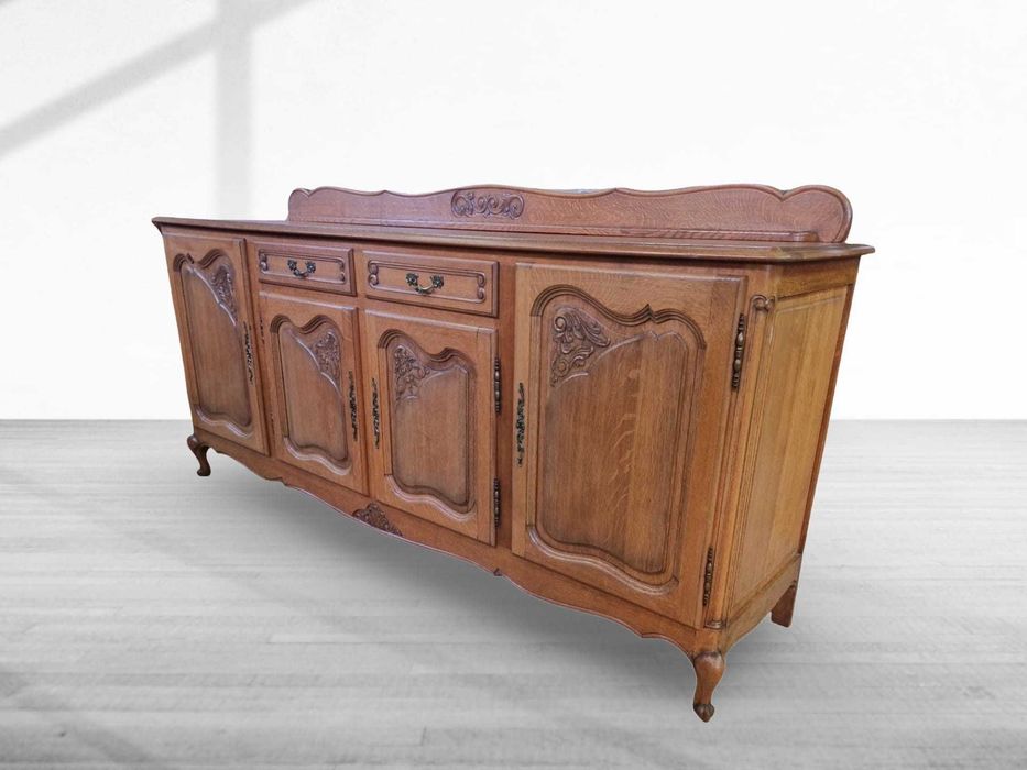 Елегантен витринен шкаф от дъбов масив и дърворезба