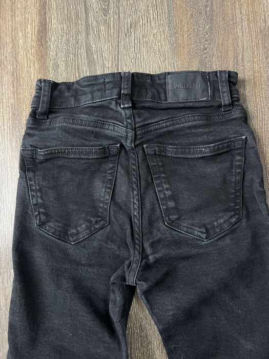 Черни дънки и черен къс топ ххс