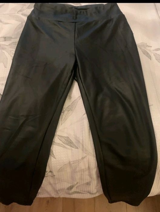 Pantaloni din piele ecologică