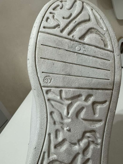 Бели сникърси 37 номер !
