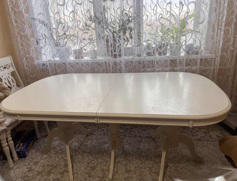 Красивый, вместительный, в отличном состоянии стол и стулья