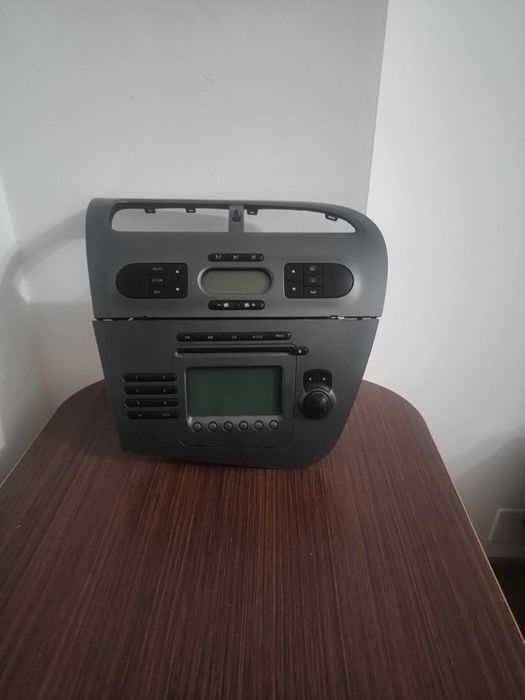 Radio cd seat leon si panou climatic in stare buna de funcționare