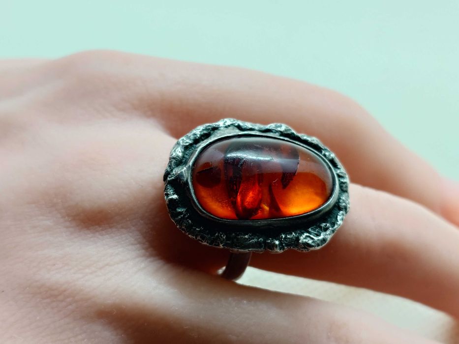 Inel din argint cu chihlimbar cabochon mare – vintage, lucrat manual