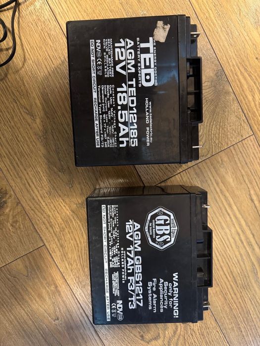 2 acumulatori și un încărcător