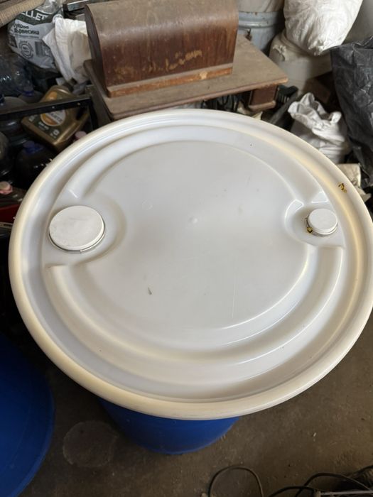 Пластмасови бидони с капаци и гривни