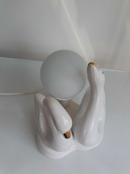 Порцеланова, стара лампа, лебеди