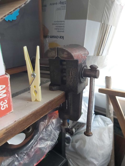 Menghina de banc cu dimensiuni reduse (foarte veche)