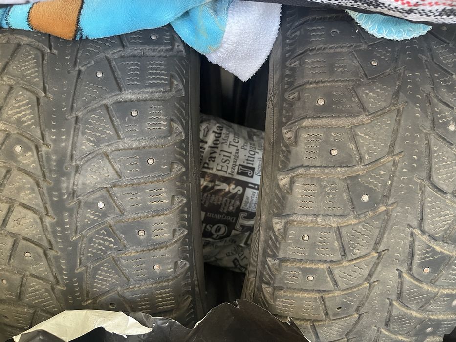 Продам резину Maxxis в отличном состоянии 2 баллона зимние шипованные
