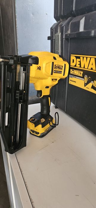 Pistol cuie Dewalt Dcn 662