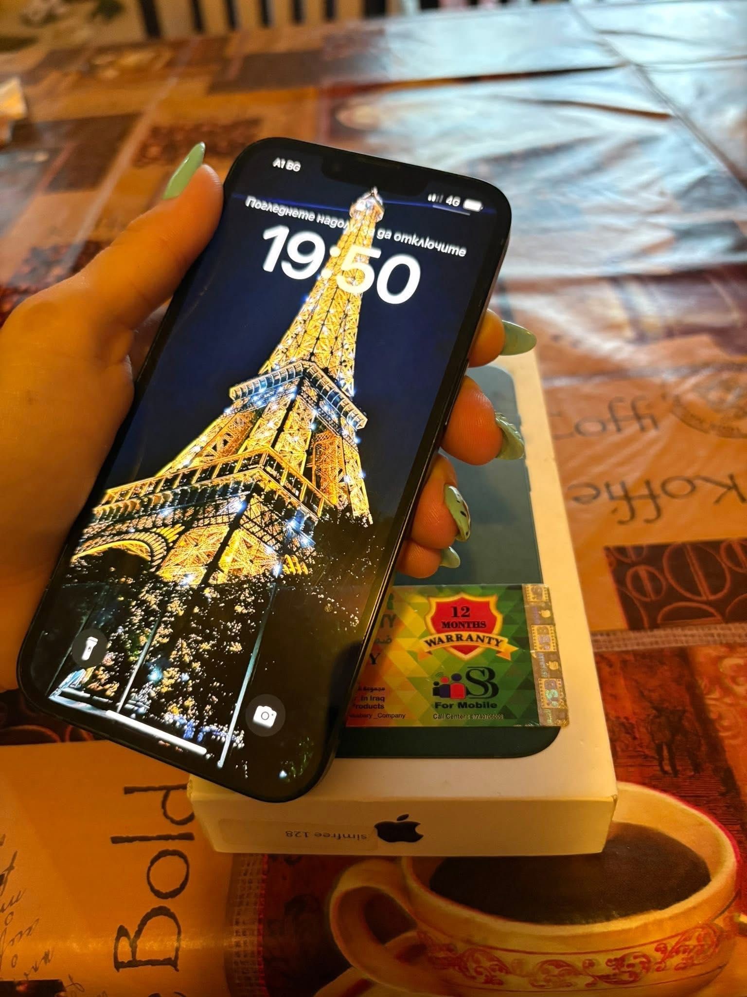 iPhone 14 в комплект с 4 протектора и чисто нов кабел