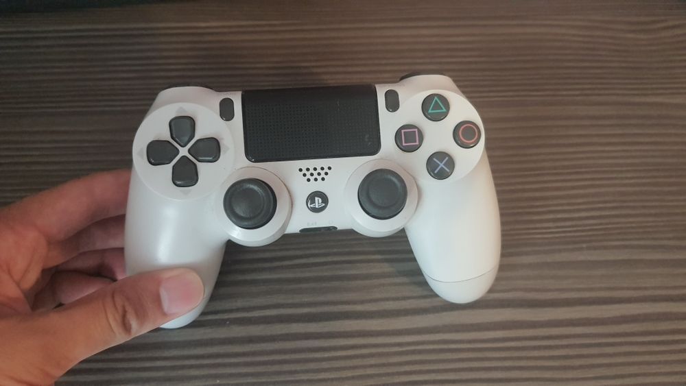 Playstation 4 (500gb) + 2 controllers