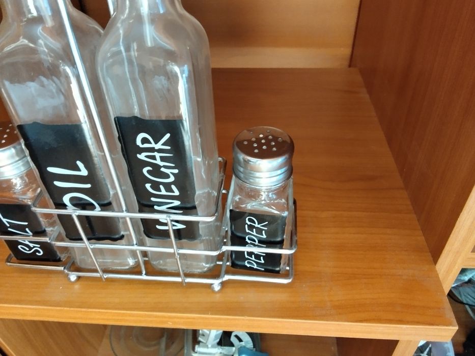 Чисто нов- комплект за маса, не използван изобщо с оригинална стойка