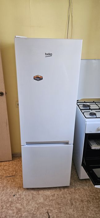 Двухкамерный холодильник Beko RCSK-250M00W