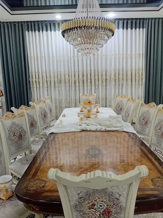 Продаётся стол и стулья