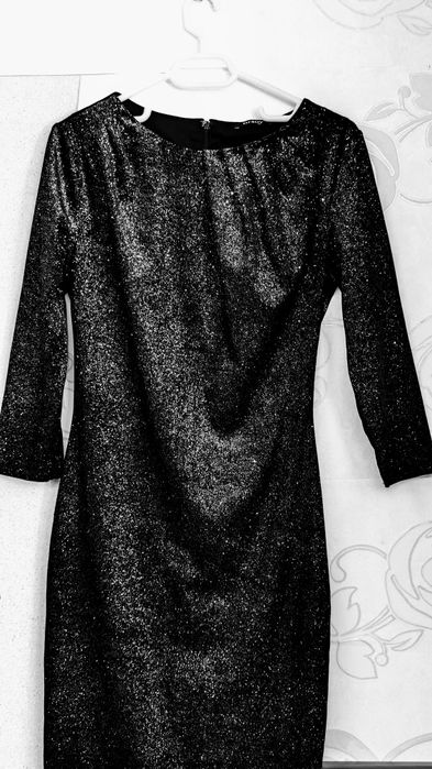 Rochie midi de ocazie din catifea elastica, strălucitoare