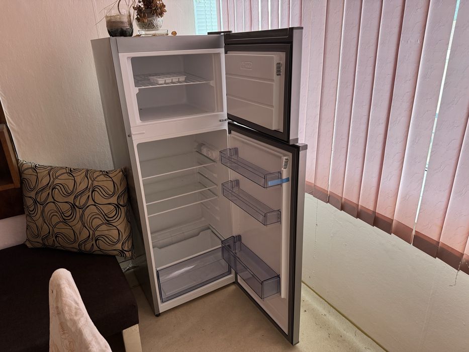 Хладилник с горна камера Finlux 213L, (като нов!)