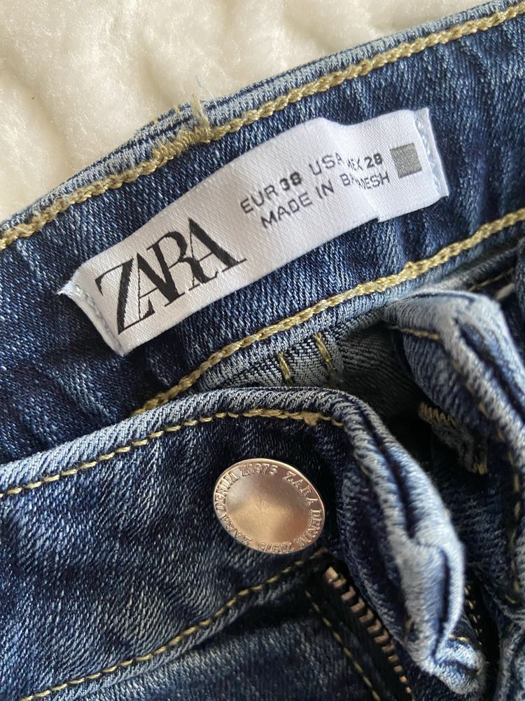 Blugi Zara.