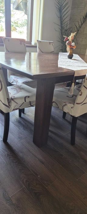 масивна маса от бук, 10 бр. дървени столове с тапицерия.