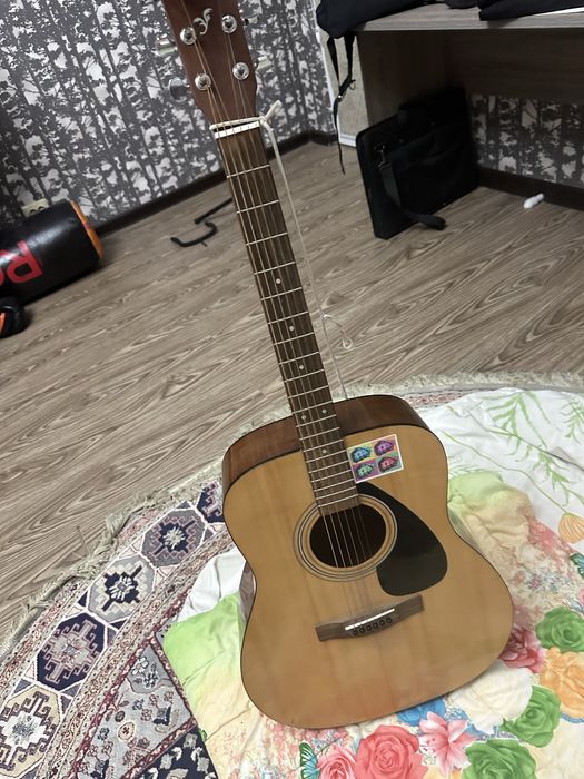 Продам очень срочно гитару акустика yamaha