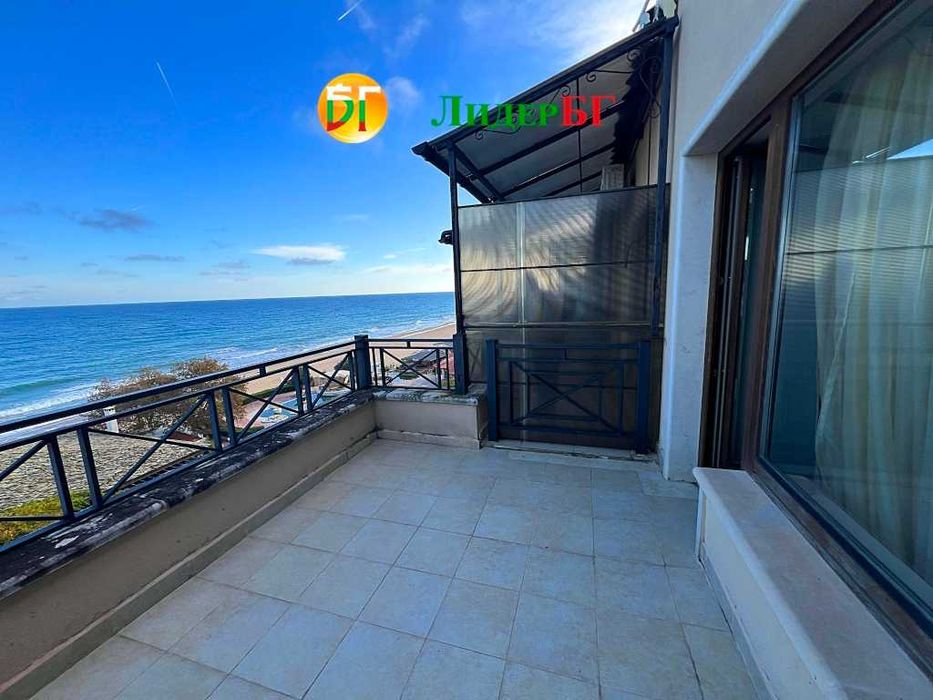 Двустаен апартамент с фронтална гледка морето на първа линия