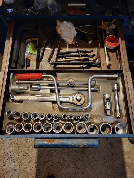 Vând banc de lucru, mobil,profesional, cu scule originale, ideal pentr