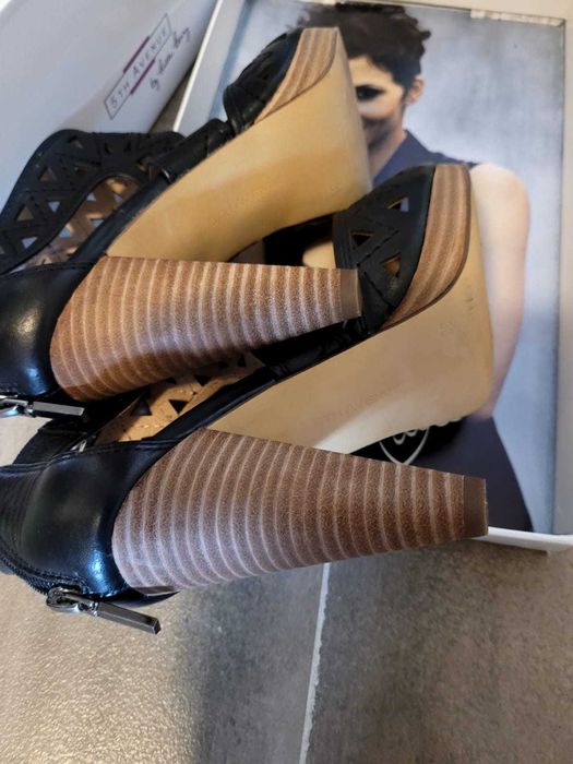 Sandale din piele elegante