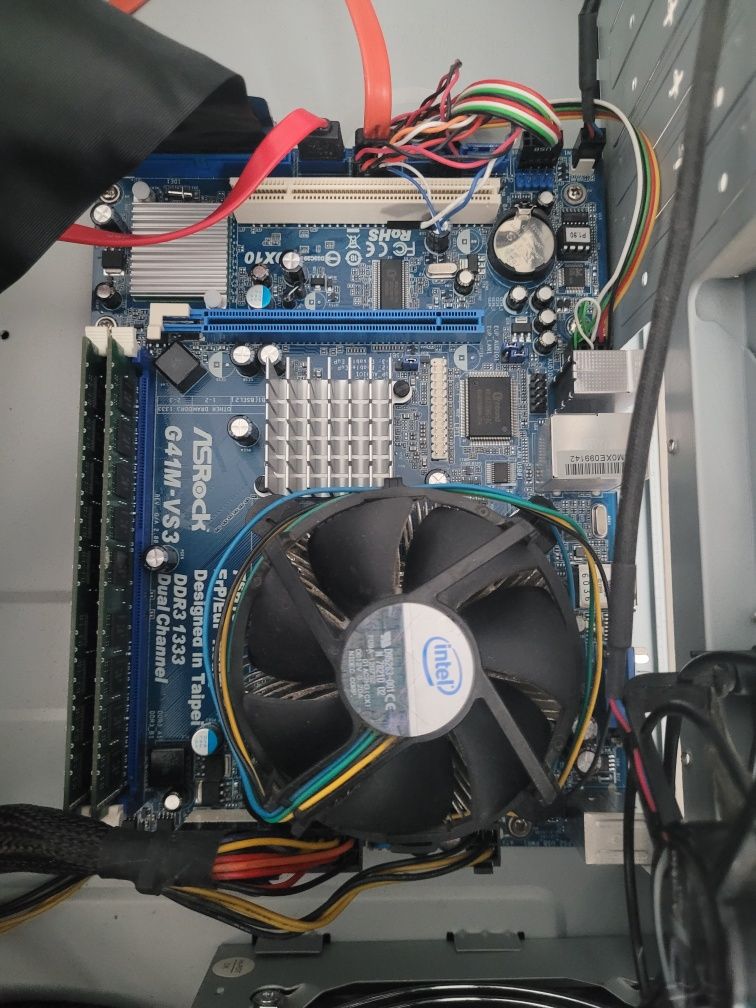 PC complet procesor Q9400 + 8 GB RAM DDR3