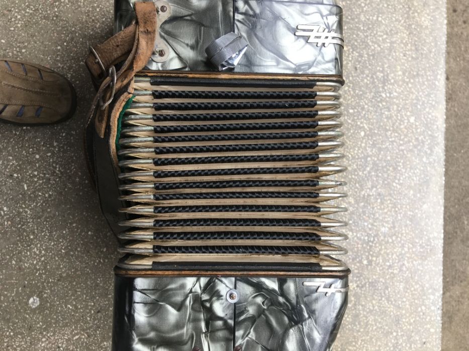 De vinzare acordeon Hohner Verdi 2 cu 80 de Basi.