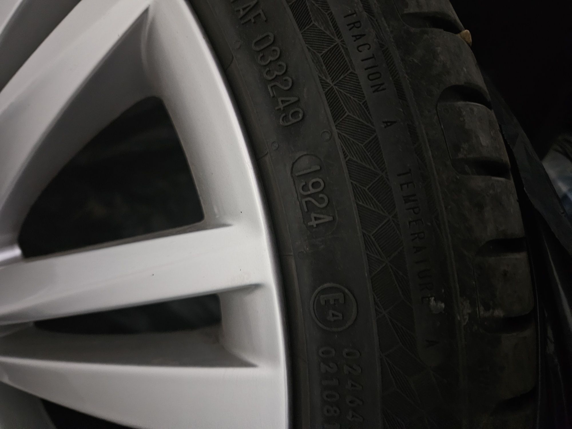 Vand 2 x Continental UltraContact 235 40 R19 vara