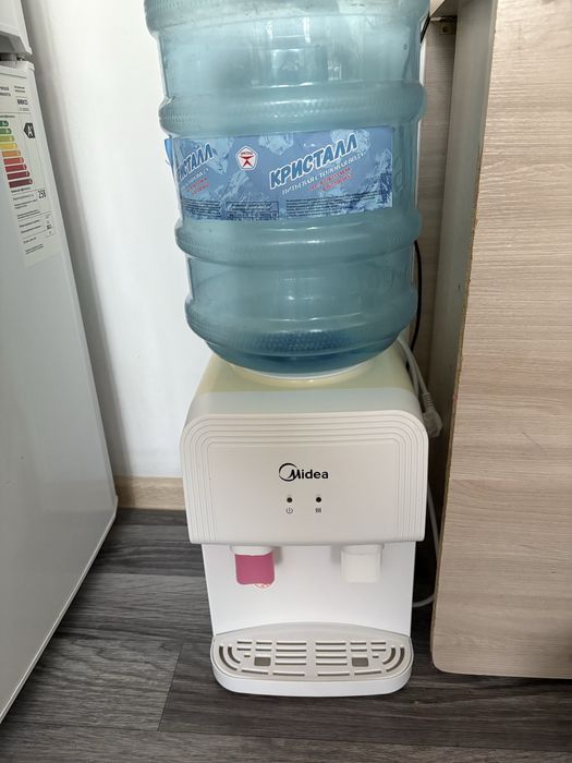 Куллер для воды с бутылкой