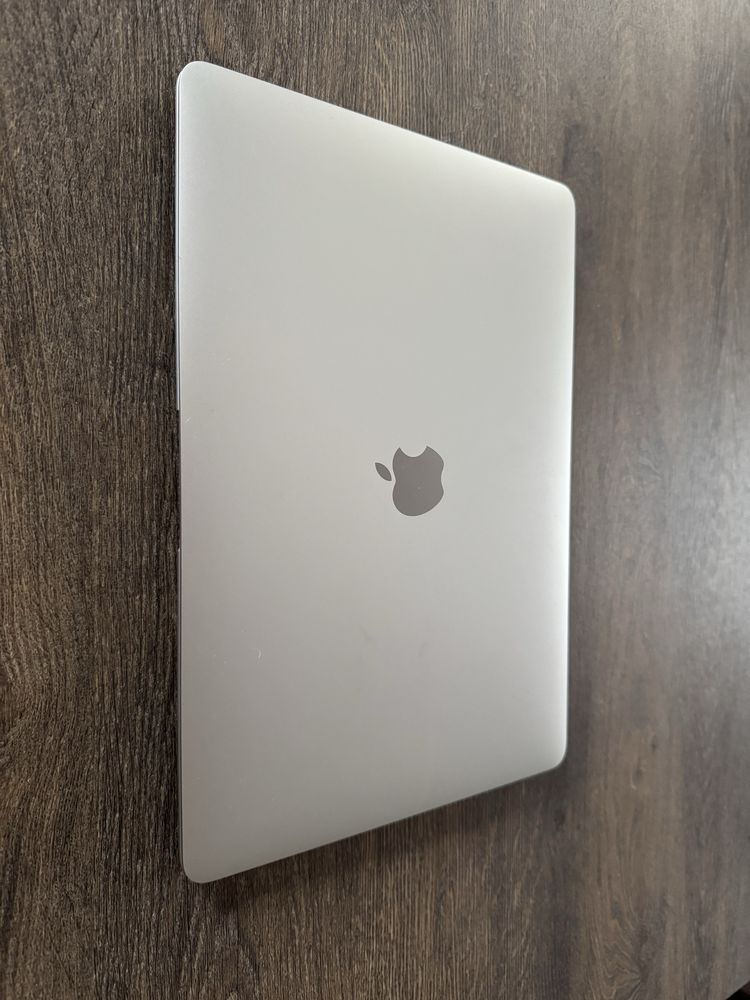 Продам MacBook Air 13, 2020