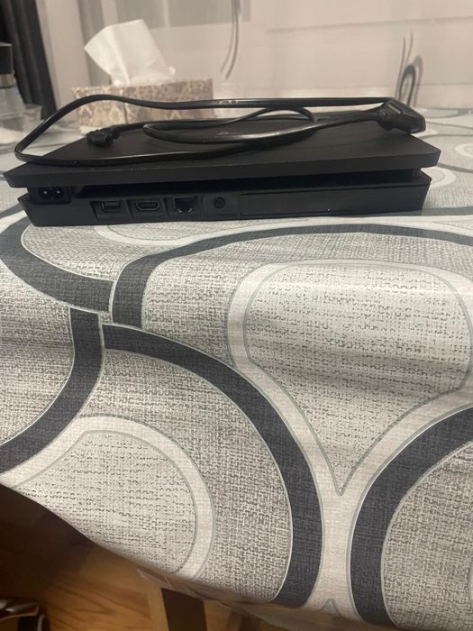 Vand playstation 4. 9 jocuri,2 controlere, cablu HDMI in stare buna.