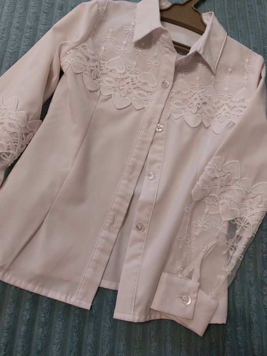 Продам блузку школьную