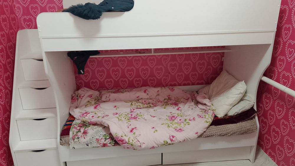 Двухярусный кровать с матрасом