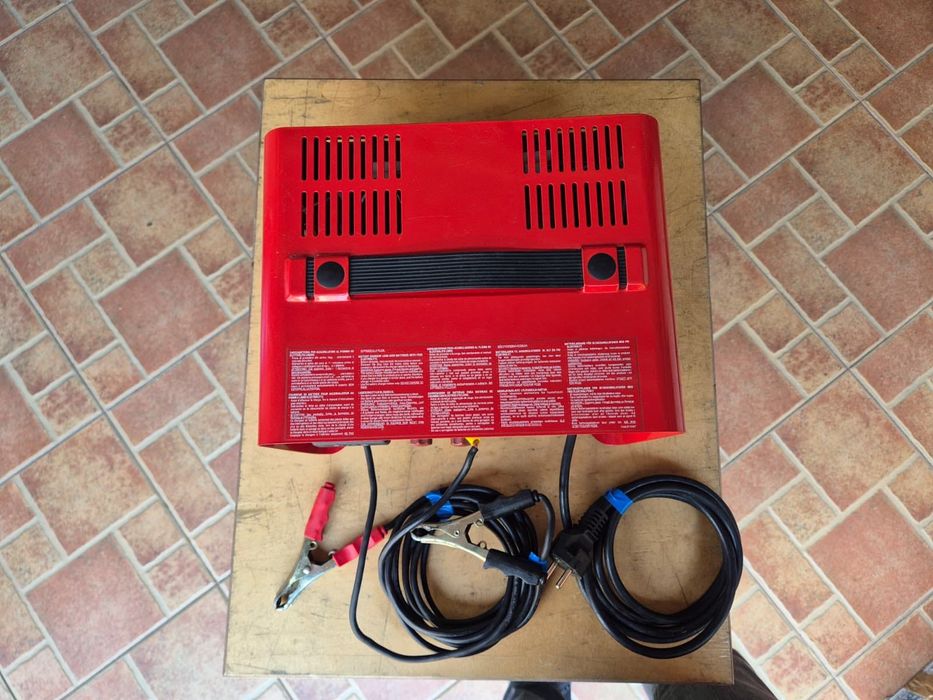 Încărcător auto și motociclete model ELBE, M220  demar. de 12V și 24V