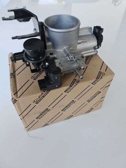 Заслонка дросселя на Toyota Land Cruiser 105GX.