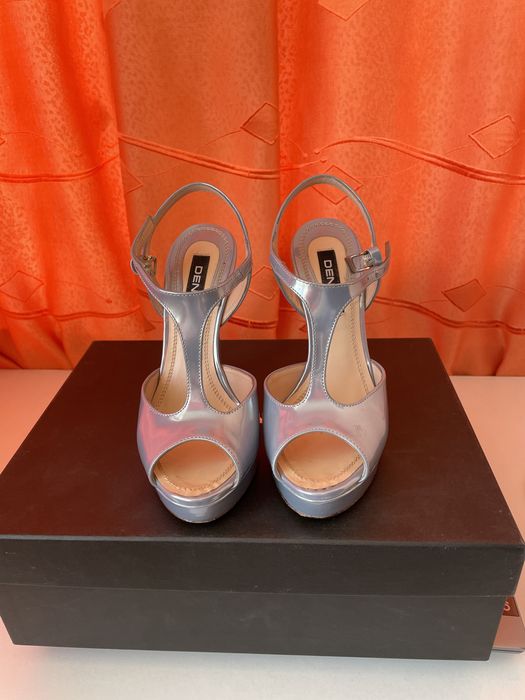 Sandale cu toc înalt