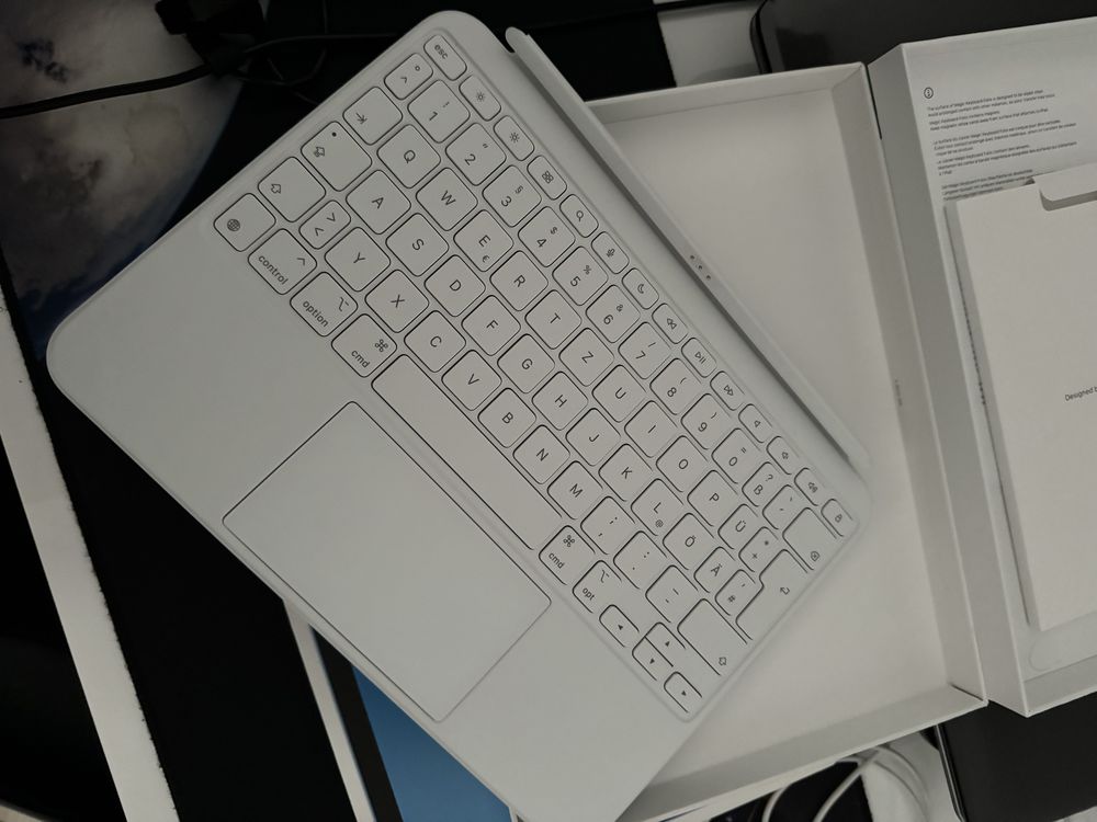Vand ipad 10 plus tastatura  noi amandoua la pachet