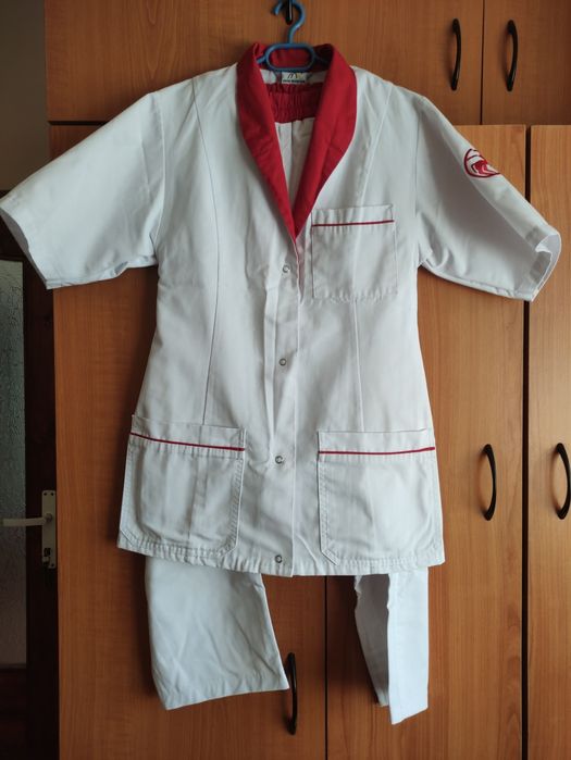 Vând costume medicale  damă