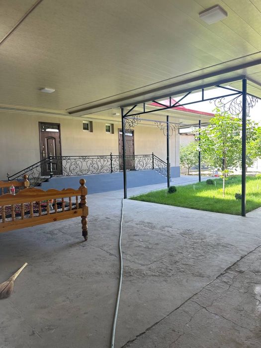 Hovli sotiladi 6 sotix 5 xona