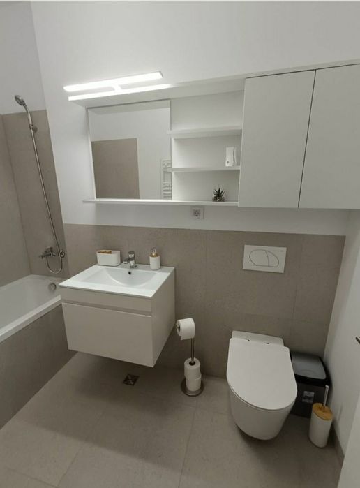 Închiriez apartament cu 2 camere