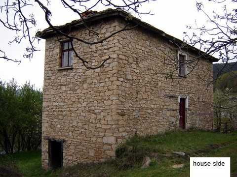 Живописна Родопска Къща с Масивен Каменен Зид и Панорама към р. Арда