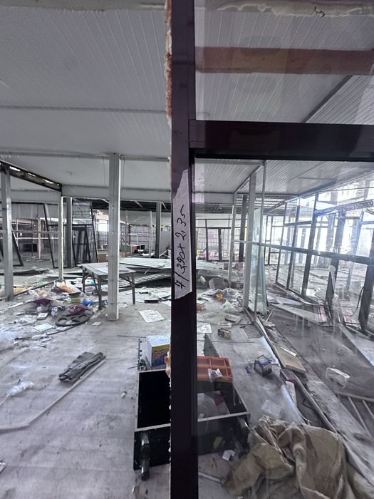 Алюминиевое окно дверь разного размера каждый по 100 000