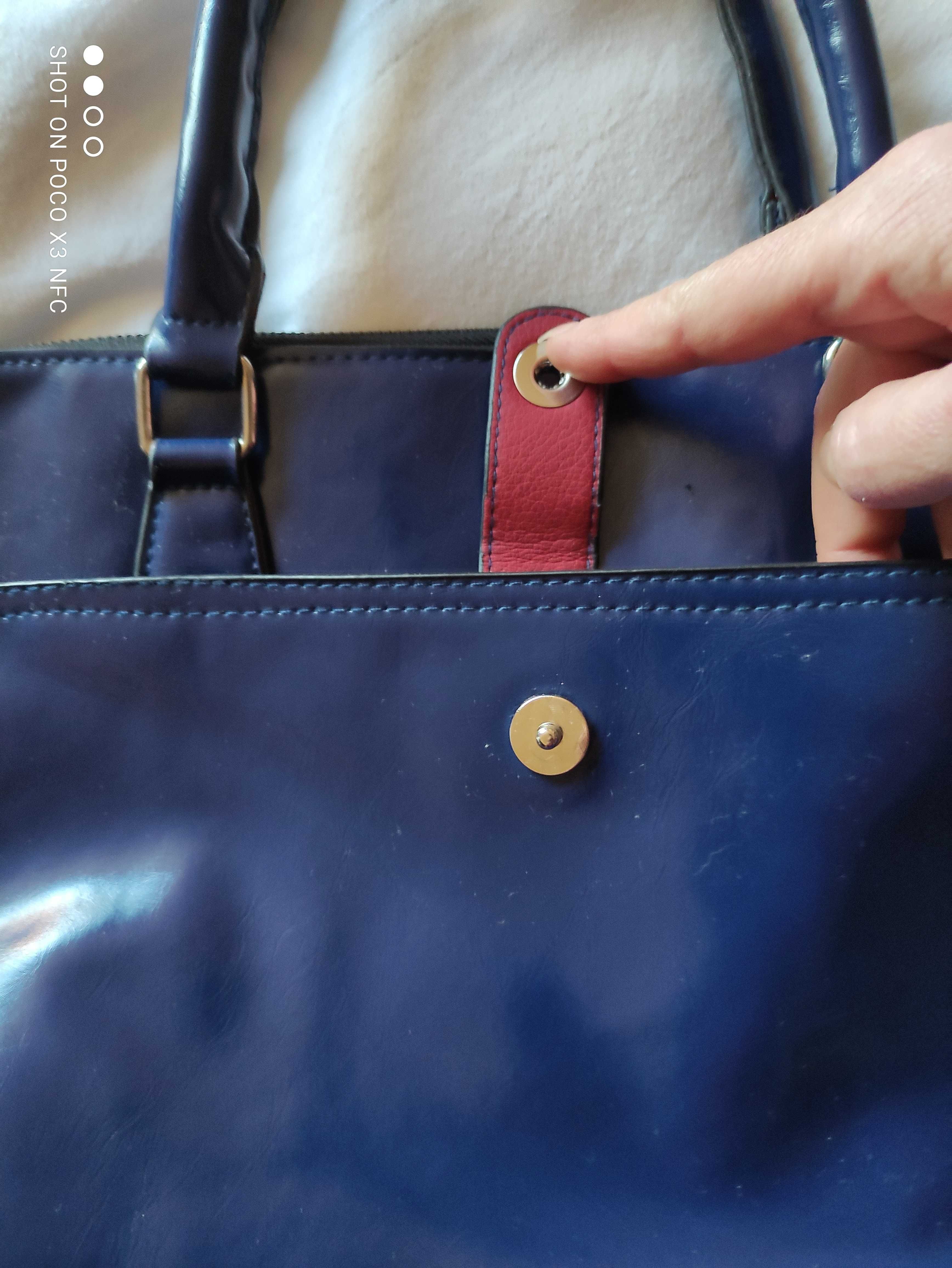 чанта в тъмно син лак, среден размер