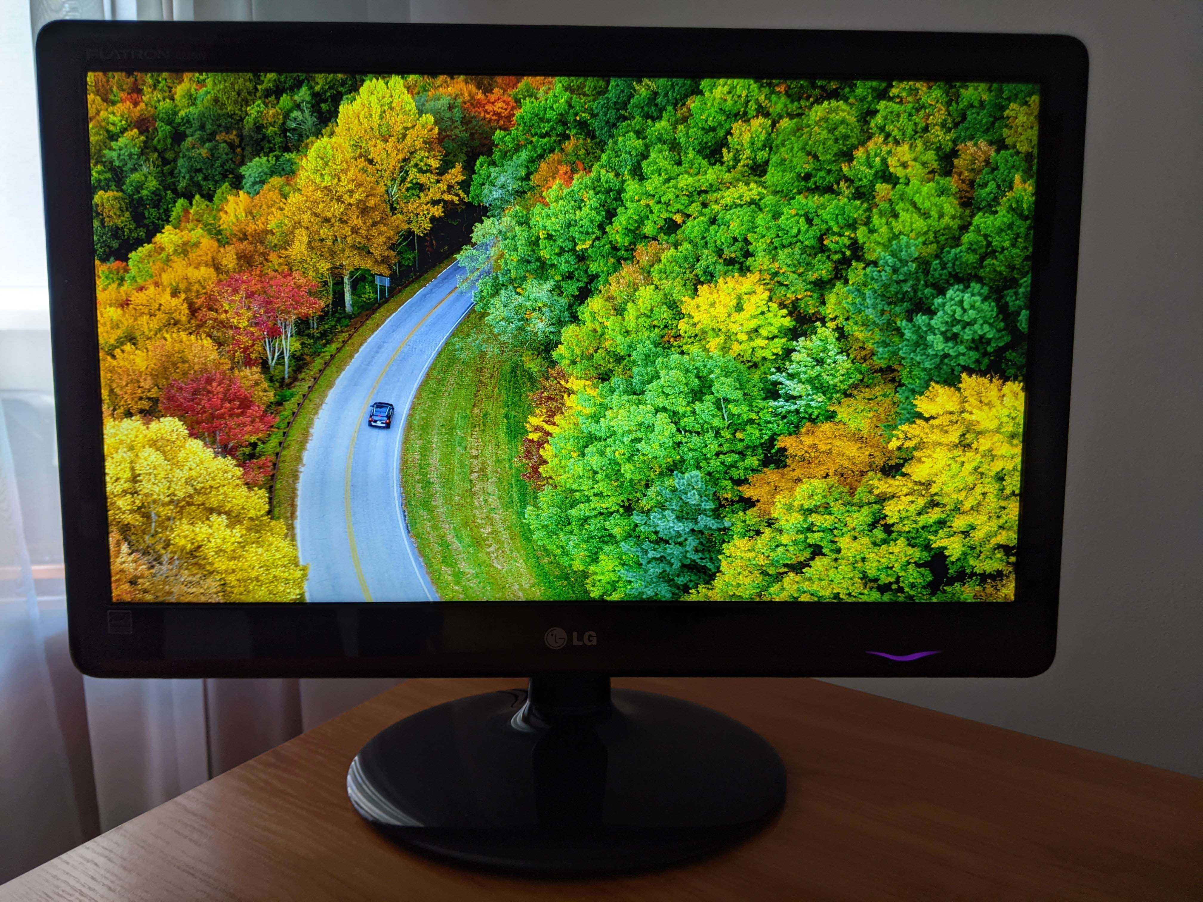 LED Монитор LG 22" FULLHD Перфектен