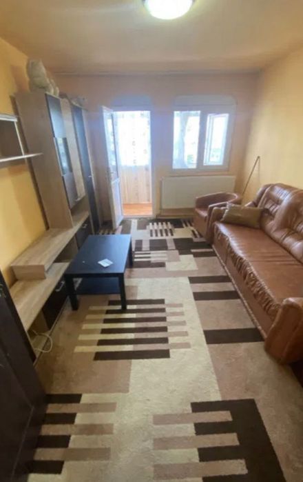 Apartament 3 camere decomandate, etajul4/4, vizavi de Scoala Generală.